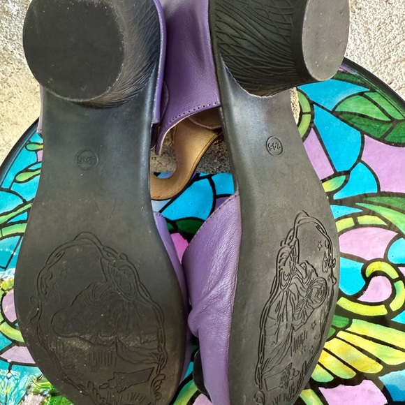 Delightful Size 8 Leather Purple Peep Toe 1.5inch heels with Floral Accent - Picture 5 of 7